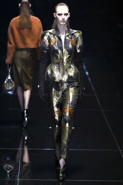 Look 18